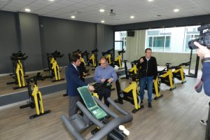 Juan Carrillo, gerente de NEXA Fit, explica el funcionamiento de estas máquinas..