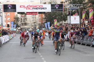 Nielsen levanta los brazos como ganador de La Clásica del año pasado.