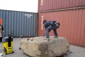 La roca con la cocaína oculta, en una imagen difundida por autoridades chilenas