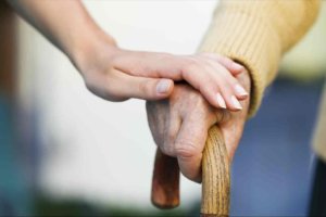 La prevalencia de la enfermedad es similar en hombres y mujeres y aparece alrededor de los 60 años.