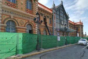 La fachada de la estación ya está vallada