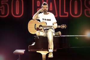 Pau Donés en una imagen promocional de la gira 50 palos, que este sábado recala en el Auditorio de Roquetas.