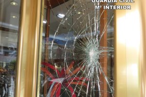 Escaparate roto con un pico.