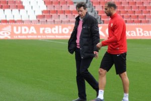 El doctor Salvador Castillo hablando con Nano González.