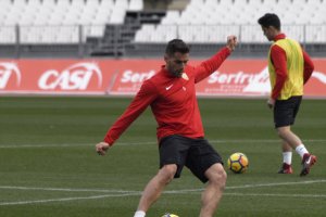 Ángel Trujillo golpeando la pelota.