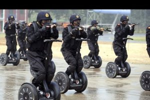 Policías durante un entrenamiento con un Segway.