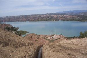 Embalse del Negratín que abastece a los dos municipios.