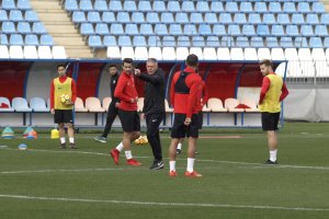 Lucas Alcaraz hablando con los jugadores.