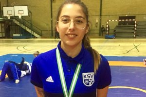 Andrea Herrera con la medalla de plata.