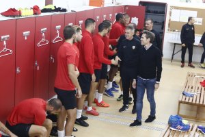 Lucas Alcaraz y Miguel Corona han tenido un buen detalle con la plantilla.