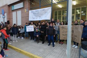 Padres y alumnos durante la protesta a las puertas del centro