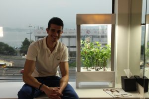 Uno de los creadores  de Niwa y CEO de la empresa, Javier Morillas, con su prototipo.