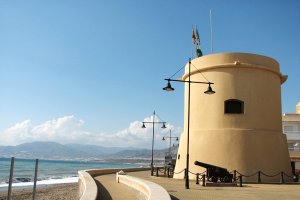 Torre de Balerma junto al paseo marítimo