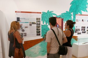 Visitantes en la exposición de la Alcazaba.