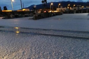 El granizo ha dejado esta mañana un manto blanco en La Mojonera.