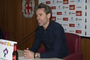 Corona en rueda de prensa.