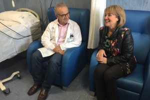 En la imagen, Luis Martínez, director gerente de Torrecárdenas y Rosa Onieva, presidenta de Argar, en los nuevos sillones del área de Oncología Pediá