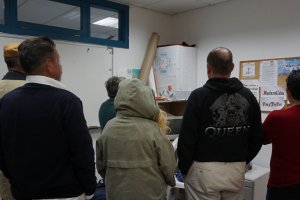 Asistentes a una reunión de Alcohólicos Anónimos donde comparten sus vivencias entre sí y se dan apoyo mutuo. Foto: Ricardo Alba