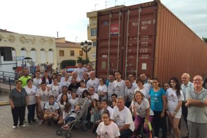 Participantes miembros del Banco de Libros y vecinos tras el último reto solidario.