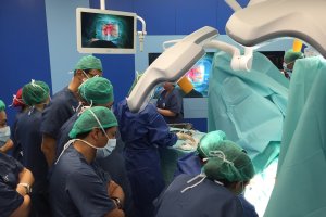 Personal médico  asiste a una intervención para eliminar un tumor colorrectal en un paciente.