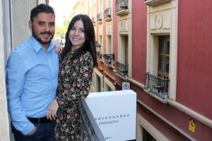 Fran Leonardo en su estudio de la calle de las Tiendas con María Teresa Sánchez, su pareja sentimental y profesional.