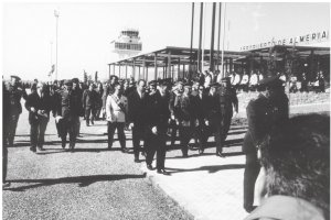 Franco junto a Fraga y otros dirigentes civiles y militares inaugurando el aeropuerto.