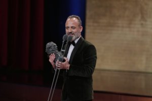 Javier Gutiérrez, con el Goya a mejor actor por la película de Martín Cuenca. (Foto: Miguel Córdoba / Premios Goya)