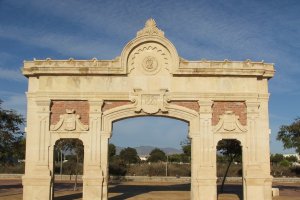 La puerta de El Ingenio de la que ha desaparecido la placa conmemorativa.