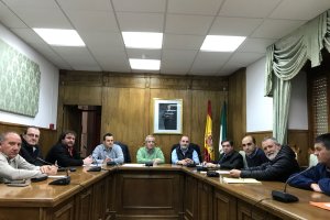 Alcalde de Dalías durante la reunión mantenida con el delegado de Agricultura.