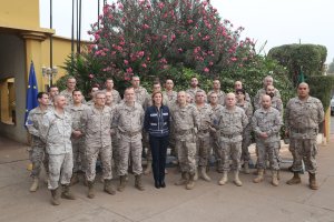 La ministra Cospedal con mandos en Mali.