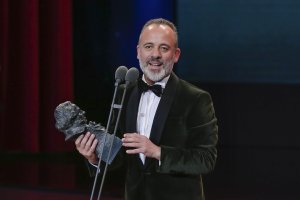 Javier Gutiérez elogió al almeriense Manuel Martín Cuenca tras  recoger su premio. (Foto: DYP)