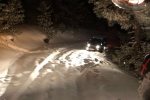 Así estaba el coche que tuvo que ser rescatado por los bomberos. / @sepei