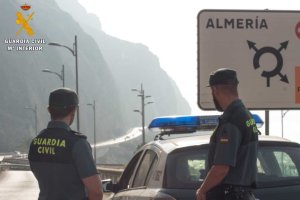 Tras la llegada de los sanitarios, la mujer fue trasladada al Hospital de Torrecárdenas.