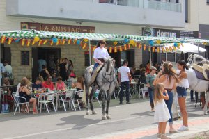 Velador instalado en la calzada en un bar de Vera durante la pasada feria.