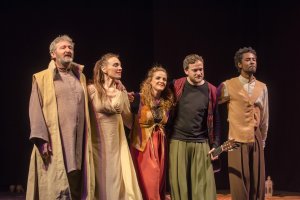 Elenco de la obra tras la representación en el Apolo.