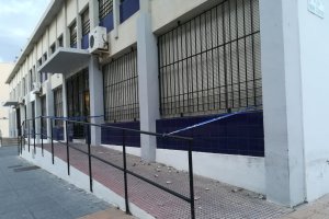 Hace unos días se cayó parte de la cornisa.