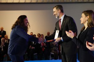Tomatito, recibiendo la Medalla de Oro a las Bellas Artes de manos de los reyes. (Foto: Casa Real)