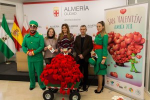 Carteros del amor con representantes de los comerciantes y la concejal de Comercio