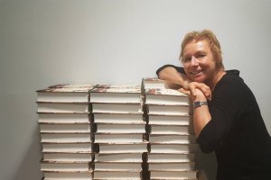 Sarah Lark con ejemplares de su último libro. La voz