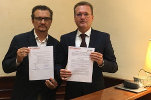 Diputados de Ciudadanos con la pregunta escrita en el Congreso.