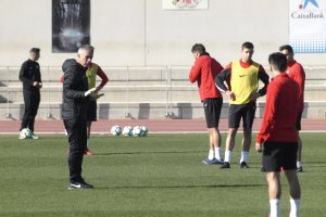 Lucas Alcaraz hablando con la plantilla.
