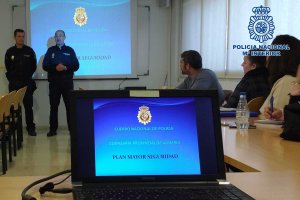 La Policía Nacional ha impartido 30 charlas en centros, residencias y asociaciones de mayores durante el año pasado.