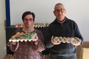 Dos de los usuarios de Asprodalba muestran algunos de los huevos que han elaborado.