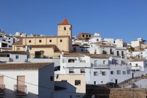 Vista de la iglesia de Bédar con sus tradicionales casas blancas.