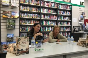 Sarah Lark (d) junto a Aránzazu Sumalla (editora de Ediciones B), el jueves pasado en Librería Picasso Reyes Católicos durante la presentación de Ba
