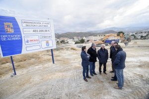 Responsables políticos supervisando los trabajos.