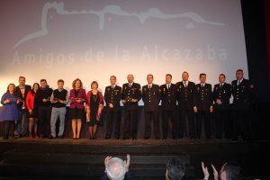 Los galardonados con la presidenta de la Asociación Amigos de la Alcazaba.