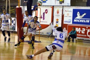 Defendiendo al límite cada balón.