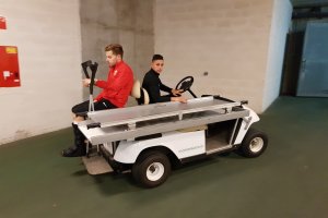 Mandi abandonando el Estadio en el coche-camilla.