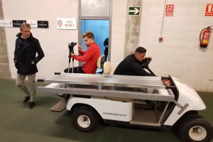 Mandi saliendo de la sala médica.